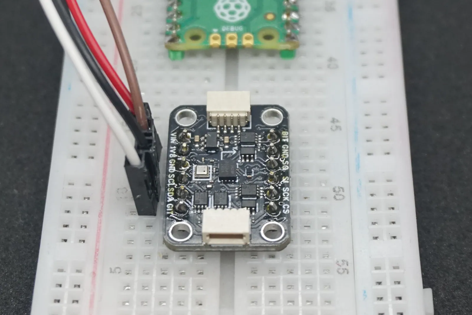 Detail I2C konektoru modulu TriSense Pro při zapojení