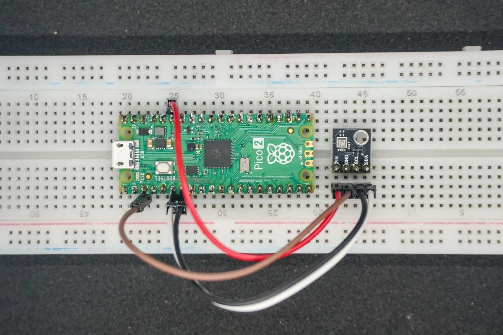 Zapojení TriSense Pro k Raspberry Pi Pico přes I2C, pohled shora